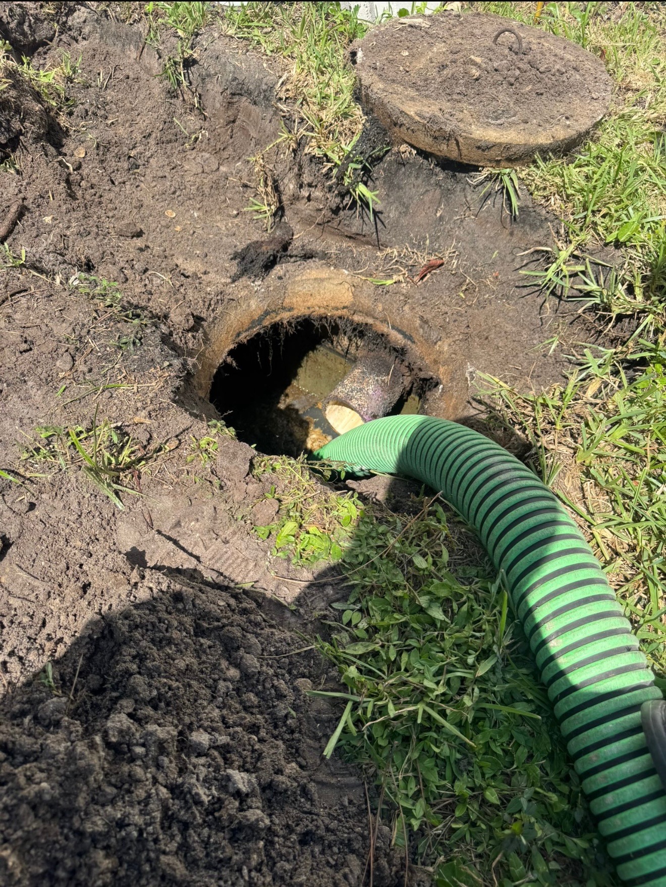 Septic drainage system with corrugated pipe installation